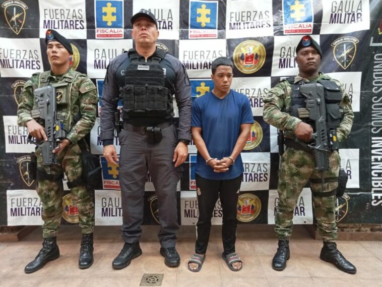 En la fotografía aparece el capturado junto a un servidor del CTI y dos soldados del Ejército. En la parte superior se observa un banner del Gaula Militar