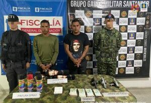 Daniel José Acevedo y Ferney Barahona, presuntos integrantes de la guerrilla del ELN, fueron capturados en operativo conjunto entre funcionarios del CTI adscritos a la Seccional Santander y Gaula del Ejército.