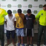 Dos unirfomados de la Policía custodian a los tres hermanos implicados en abigetado en Campo de la Cruz.