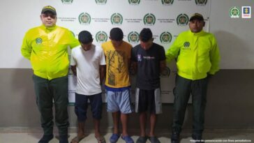 Dos unirfomados de la Policía custodian a los tres hermanos implicados en abigetado en Campo de la Cruz.