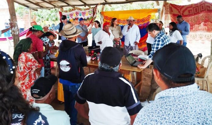 Un encuentro con comunidades Wayuu de La Guajira que solicitó la presencia de la Unidad de Restitución de Tierras -URT-, al director general, Giovanni Yule.