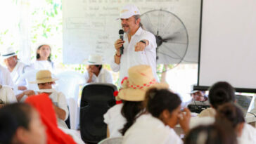 Luis Alberto Higuera Malaver en la disertación que hizo las comunidades Wiwa en zona rural de San Juan del Cesar.