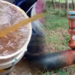 Agua de lodo sale del acueducto en Canalete