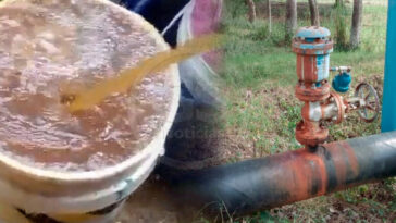 Agua de lodo sale del acueducto en Canalete