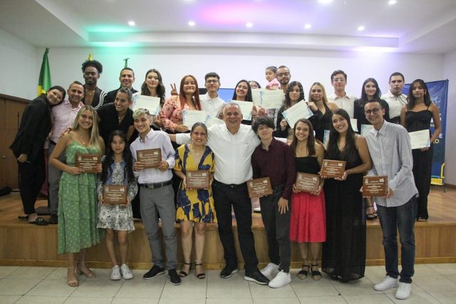 Alcalde premió a los jóvenes más destacados de Armenia