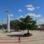 Plaza principal del municipio de Uribia, capital indígena de Colombia.