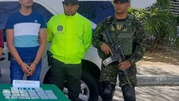 En la imagen aparece el capturado junto a uniformados de la Policía y del Ejército Nacional. Frente a ellos una mesa con las 98 ampolletas de fentanilo incautadas.