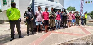 En la fotografía aparecen siete personas capturadas, acompañados de varios uniformados de la Policía y el Ejército Nacional.