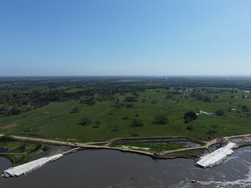 La imagen captura la preocupante realidad de la erosión fluvial en Salamina y su entorno.