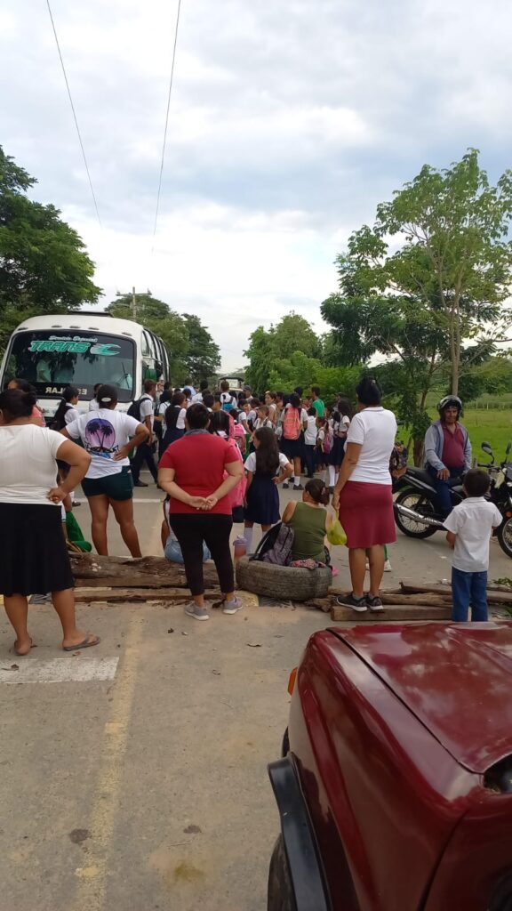 Bloquean vía del Alto de la Vuelta en Valledupar; exigen mejoramiento del transporte escolar