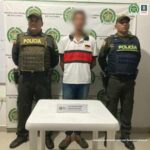 Dos uniformados de la Policía Nacional custodian al hombre presuntamente implicado en agresiones a una menor de edad.