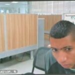 En la fotografía aparece el rostro de un hombre de tez trigueña, vestido con camisa gris, sentado en una oficina en el desarrollo de la audiencia donde se le procesó.