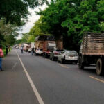 Cierran vía en Uré: habitantes indignados por incumplimiento en pavimentación