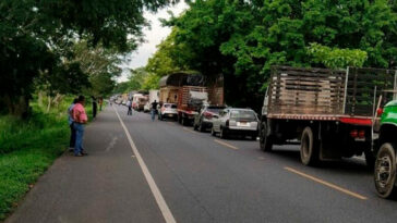 Cierran vía en Uré: habitantes indignados por incumplimiento en pavimentación