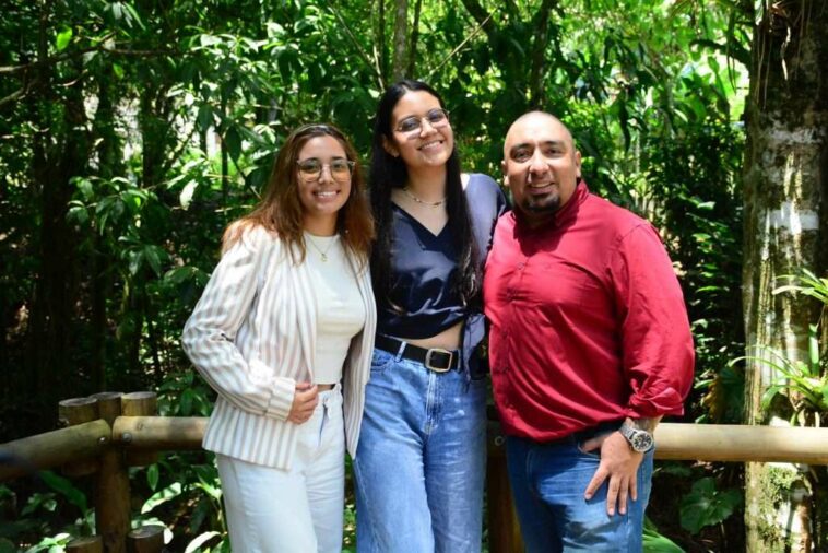 Equipo de producción del festival en la ciudad de Pereira. En la foto, Laura Valentina Pinilla Orjuela, Maria Alejandra Bayona Carmona, estudiantes de la Licenciatura en Tecnologías y Cesar Dario Salazar, docente de la Universidad Tecnológica de Pereira.