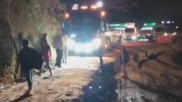 Conductores y pasajeros afectados por daño en la vía Suaza – Florencia 