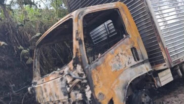 Continua el terrorismo en el Huila, nuevo vehículo incinerado.