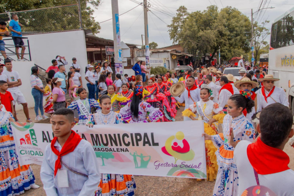 Desfile Pocabuyano iluminó el 39º Festival Nacional de la Cumbia en El Banco