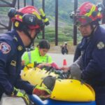 En La Manuela, una motociclista se estrelló contra un puente y rodó 40 metros por un abismo