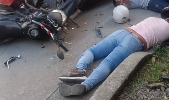 En Sasaima, Cundinamarca ocupantes de una motocicleta resultaron lesionados al colisionar con un automóvil.