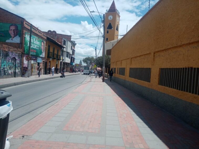 En medio de un hurto asesinan a Carlos en Soacha La delincuencia sigue sumando víctimas en el municipio de Soacha. En la mañana de ayer se registró el homicidio de un joven de 32 años que caminaba junto a un amigo y compañero de trabajo por los lados de la iglesia de San Bernardino.