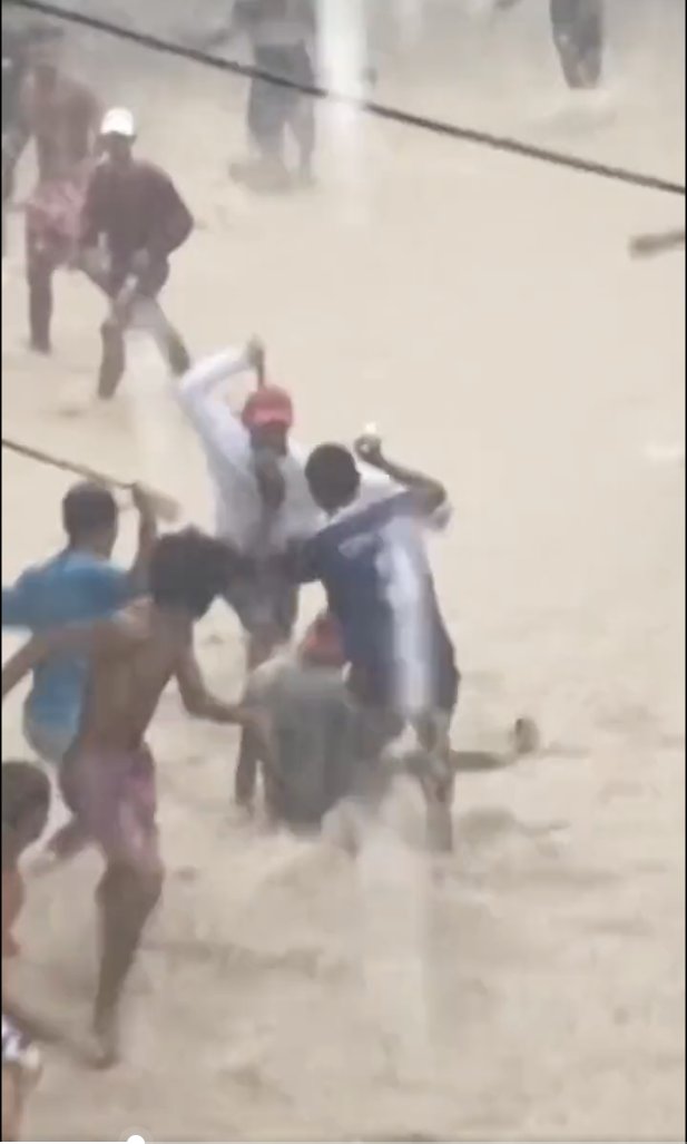 En video quedó registrada violenta riña a machete entre jóvenes Una violenta riña fue protagonizada por diez jóvenes, quienes, con machetes, se enfrentaron en medio de las inundaciones que se han presentando a causa de las fuertes lluvias de los últimos días en el Atlántico.