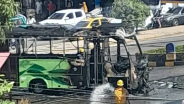 Equipo interdisciplinario investiga incendio del bus del Siva