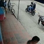 Escalofriante ataque de sicarios quedó grabado en video Varias cámaras de seguridad grabaron desde múltiples ángulos el ataque de sicarios contra un hombre conocido como el 'Alcalde'.