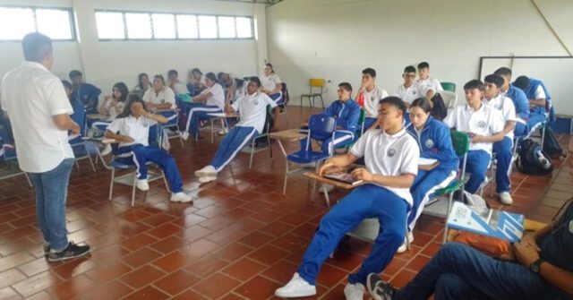 Estudiantes de Filandia aprenden cómo evitar los riesgos presentes en las redes sociales