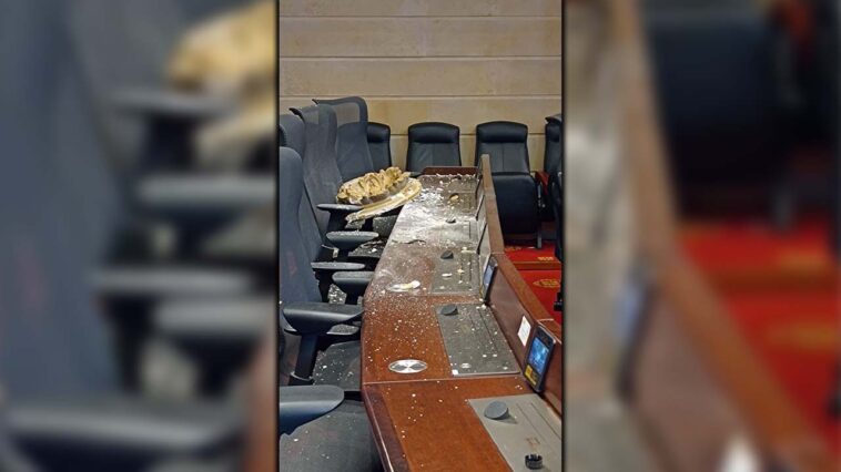 1 El Salon Eliptico del Congreso de la Republica sufrio algunos danos tras los fuertes temblores
