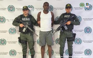 En la foto el procesado con camisa blanca acompañado de dos uniformados del Gaula de la Policía