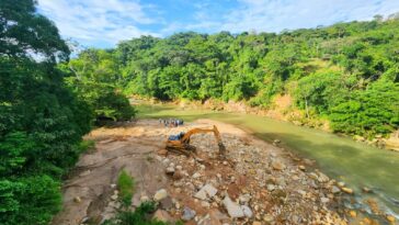 Gestión del riesgo trabaja en la canalización del río Unete para proteger a la comunidad aguazuleña