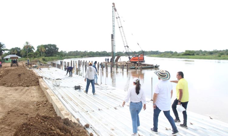 Gobernador inspecciona el avance de la Ronda del Sinú o malecón sobre el río en San Bernardo