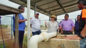 Funcionarios del gobierno nacional, del Centro de Atención a Migrantes de la Acnur y del municipio de Maicao en la inspección del pozo de agua que se espera reactivar.