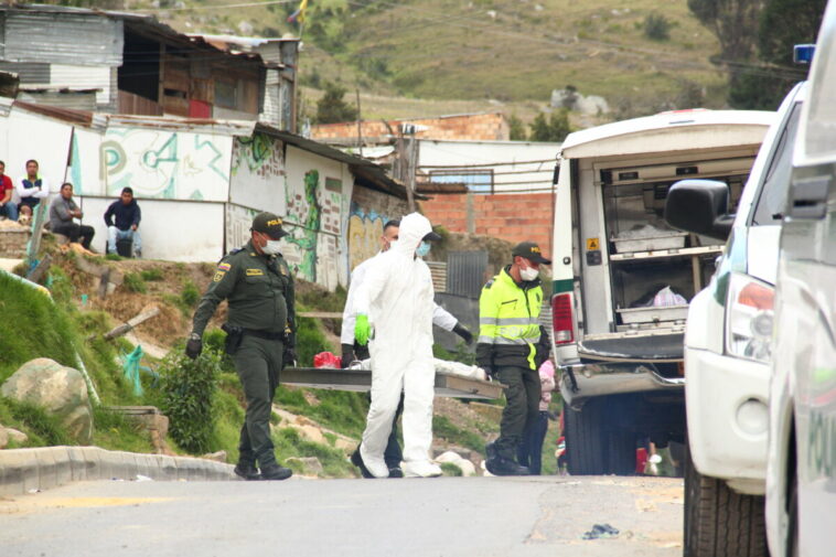 Homicidio a bala en el Soacha En la madrugada de este domingo el cuerpo tendido de un joven en vía pública alertó a la comunidad en el sector de El Barreno, en el vecino municipio de Soacha, quienes inmediatamente dieron el aviso a las autoridades para que acudieran al punto y verificaran qué le había sucedido, pues aparentemente tenía signos de violencia.