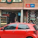 Homicidio en panadería de Ciudad Bolívar Un desayuno familiar que se desarrollaba dentro de una panadería del sector de La Estancia (Ciudad Bolívar) terminó convertido en una espantosa escena del crimen, luego de que un hombre, que compartía mesa con su madre, fuera víctima de un despiadado ataque sicarial, el cual pasadas unas horas le produjo la muerte. 