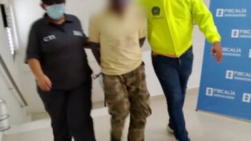 En la imagen se ve una persona capturada entre una investigadora del CTI y un funcionario de la Policía Nacional. 