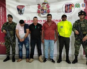 En la imagen salen tres personas capturadas entre uniformados del Ejército y de la Policía