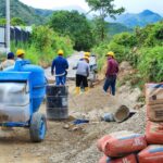 Más de 5 kilómetros en placas huellas se construyen en cuatro municipios del Huila.