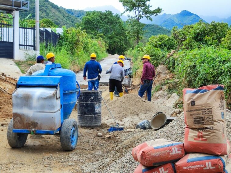 Más de 5 kilómetros en placas huellas se construyen en cuatro municipios del Huila.