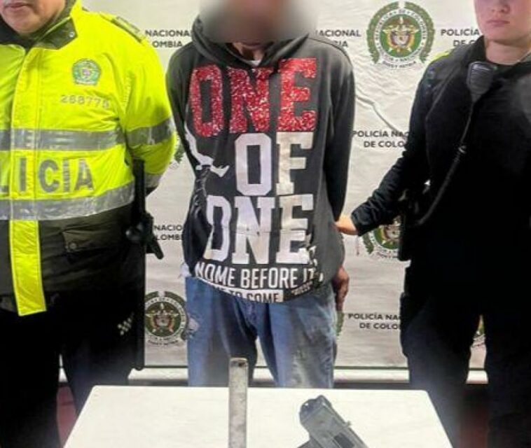 Medellín: policías le encuentran escondida una mini uzi a un habitante de calle