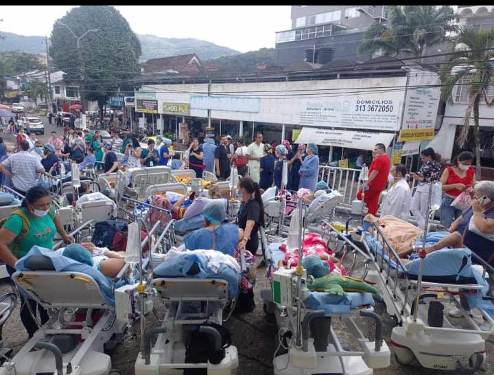 Mujer dio a luz en medio de los sismos que sacudieron hoy Colombia En medio de la evacuación que se realizó en uno de los hospitales de Villavicencio, Meta, una mujer que dio a luz a las afueras del centro médico debido a los sismos que sacudieron gran parte de Colombia. Los galenos demostraron su compromiso y entrega a su labor en medio del parto.