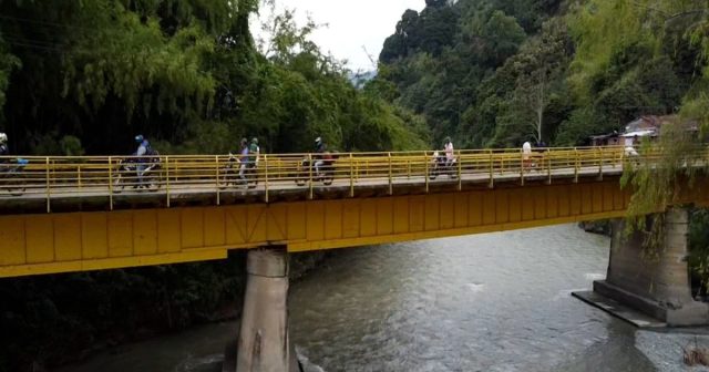 Personas estarían cobrando de manera ilegal el paso nocturno por el puente Barragán