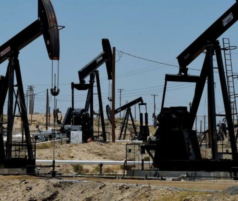 Petróleo Brent cierra en 85,9 dólares y acumula un alza de 7,5%