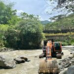 Construcción de jarillones en el río Combeima