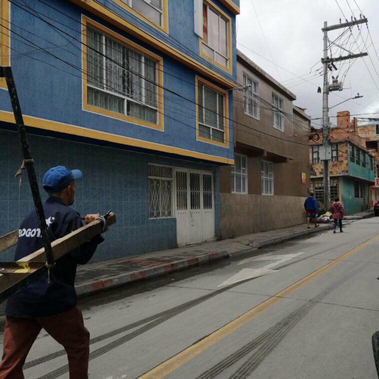 Usme: joven perdió la vida por ataque a puñal en el Danubio Azul Varios vecinos en el barrio Danubio Azul, de Usme, aseguraron que conocían a la víctima, un joven que quedó tendido en vía pública luego de sufrir un ataque a puñal.