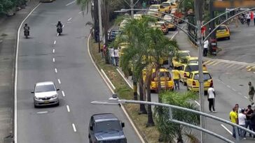 VIDEO. 13 taxis no participantes en la movilización han sido vandalizados en Medellín