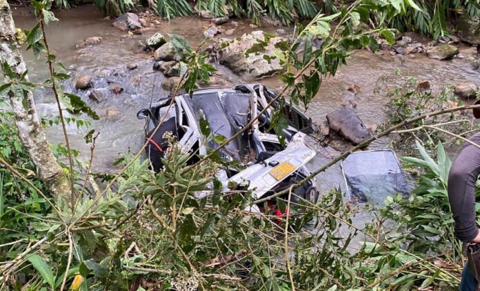 Vehículo con tres ocupantes cayó a una quebrada en Palestina