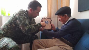 1 Ejercito Nacional celebra los 100 anos de vida de un veterano de la guerra de Corea