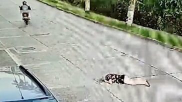 EN VIDEO: Arrastró a una mujer para quitarle el bolso En video quedó registrado el momento en el que un hombre que se moviliza en una motocicleta arrastra a una mujer de 63 años por robarle el bolso.